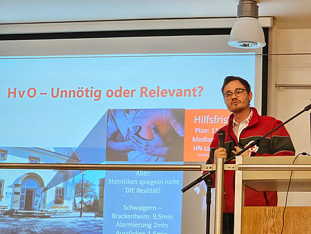 Vortrag von Dr. Lukas Penka zum Thema Helfer vor Ort